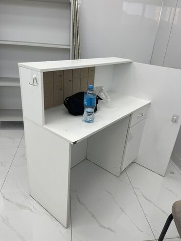 купить офисный стол бу: ОЧЕНЬ СРОЧНО ‼️ Самовывоз Район политех Продаю Ресепшен/стойка