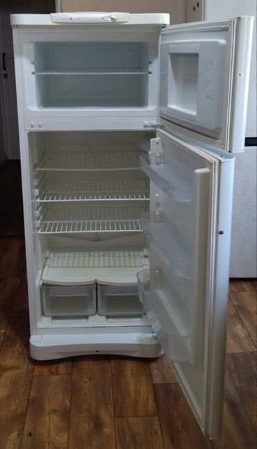 холодильник сдаю: Холодильник Indesit, Б/у, Двухкамерный, De frost (капельный), 60 * 145 * 60
