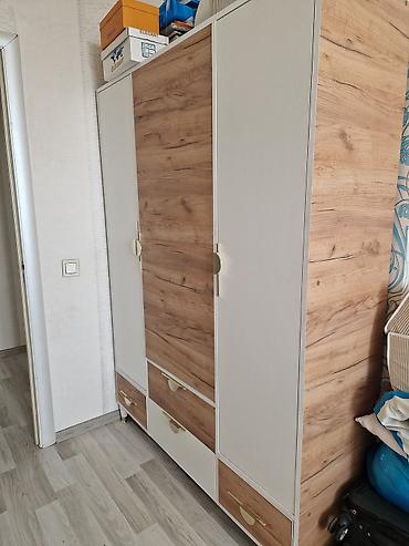 mirvari reng: Üç qapılı, çoxfunksiyalı geyim dolabı - Dizayn: ağ və təbii palıd — 3