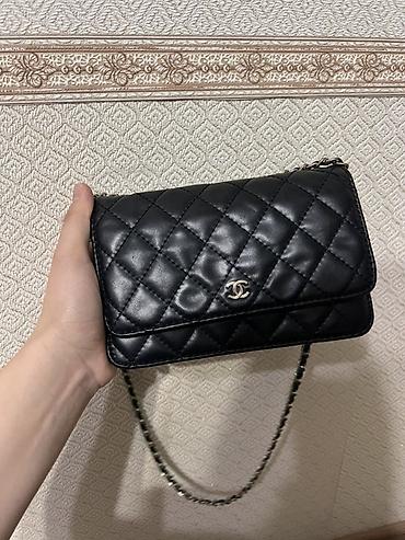 Сумка Chanel Wallet on Chain (WOC) — классическая черная модель на
