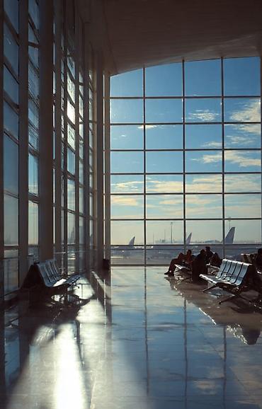 Другие окна на заказ: Многосекционное окно с рамами из темного материала, вероятно, алюминия — 18