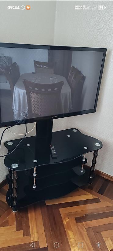 Samsung LED televizor + şüşə televiziya stendi - Ekran: təqribən
