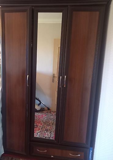 sifonerler: Üç qapılı paltar dolabı - Klassik dizayn, tünd-qəhvəyi çalarlar və — 1