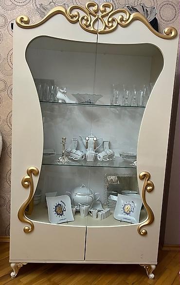 Bufetlər: Klassik üslubda vitrin şkaf - Rəng: krem ağ korpus, qızılı dekor — 1
