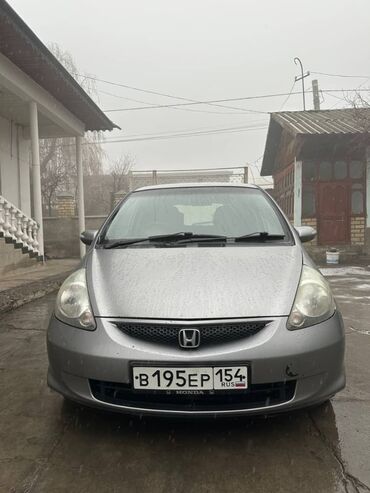 шинный центр бишкек кудайберген: Серебристый хэтчбек Honda Fit представляет собой универсальный и
