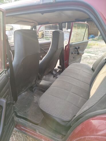 авто в рассрочку 2107: Автомобиль ВАЗ-2101 красного цвета с черными сиденьями из