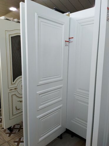 otağ qapları: Ağ rəngdə, klassik dizaynda qapı. Qapının üzərində düzbucaqlı panellər