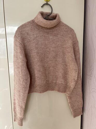розовая водолазка: Женский свитер