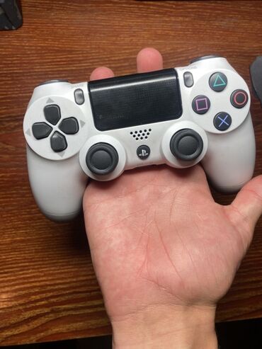 игровой пуль: Беспроводной геймпад Sony PlayStation DualShock 4 белого цвета