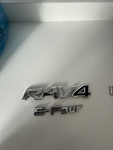 chip gps: Комплект оригинальных эмблем для Toyota RAV4 Hybrid (E-Four — 4