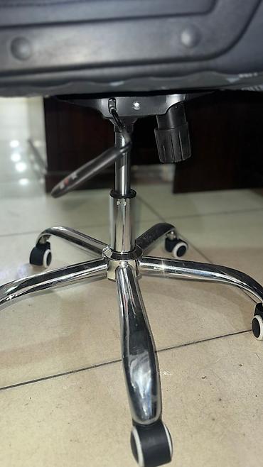 Офисные кресла: Офисное кресло с мягкой сидушкой и спинкой обеспечивает комфорт во — 4