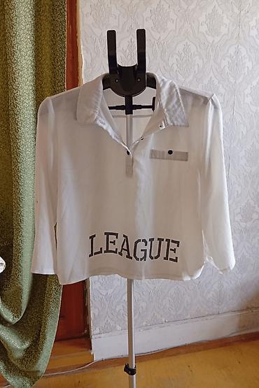 cep: Ağ rəngli qadın köynəyi – LEAGUE yazılı - Stil: idman-qəşəng, qısa — 1