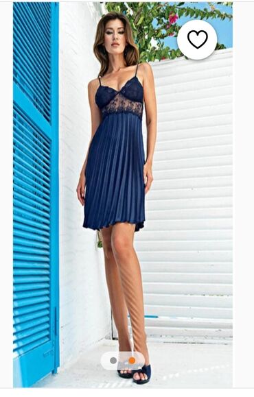 Spavaćice: Elegantan ženski komplet koji se sastoji od spavaćice i ogrtača, oba u — 2