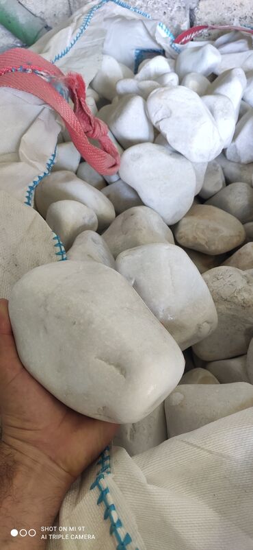 Dekorativ daşlar: Ağ daşlar.Dekorativ Ağ daşlar Təbii daşlardır.kiçik orta və böyük — 24