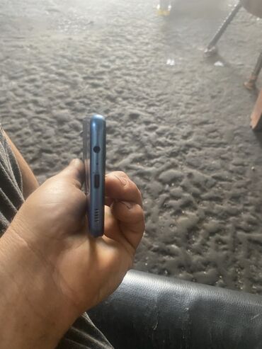 Boşqablar: Mavi rəngli smartfon, həm funksional, həm də estetik cəhətdən istifadə