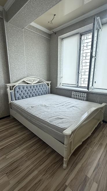 Мебель: Двуспальная кровать, Б/у, С мягким изголовьем, длина - 220 см — 1