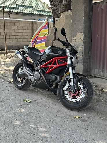 некая: Ducati Monster 696. Весь в карбоне, так же имеется комплект родного — 1