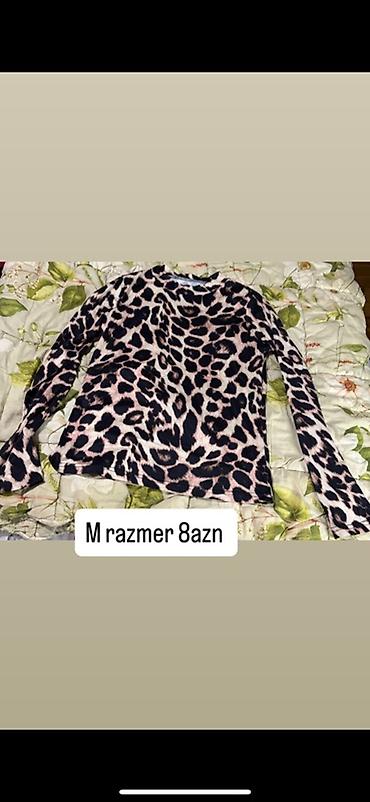 Svitşotlar: Satılır – qadın geyimləri seçimi: - Qara kapüşonlu svitşot: ön — 17