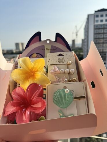 saç aksesuarı: Kiss Beauty firmasının istehsalı olan müxtəlif saç aksesuarları dəsti