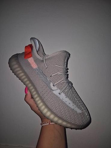 Patike: Yezzy lepo odradjene
Urezan boost u djonu
36-48
3900 din — 15