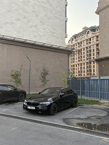 расрочкага машина берилет: Элегантный черный седан BMW 5 серии с глянцевой отделкой кузова и