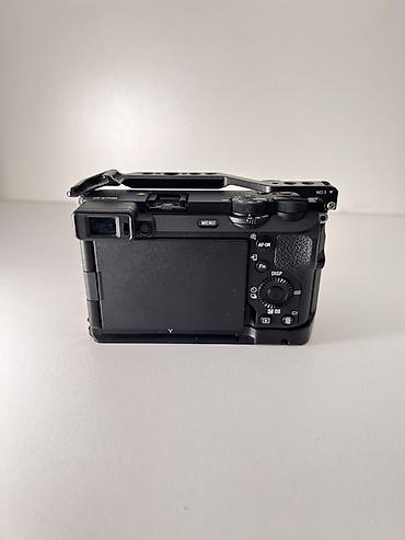 Фото и видеокамеры: Беззеркальная камера Sony α6700 (E-mount) с защитной клеткой SmallRig — 4