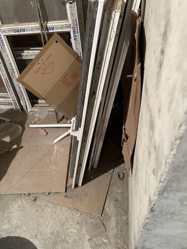 plasik qapi: Üstən çıxma plastik qapı və pəncərələr. 5 sayda plastik qapı var