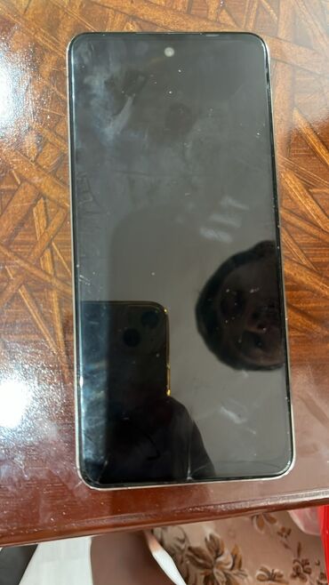 сотовый телефон fly ts113: Açıq rəngli korpusu olan smartfon. Üçlü kamera sistemi ilə təchiz