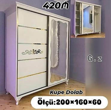Kupe Dolab – ağ rəngdə, klassik dekorlu sürgülü qapılar. - Sağ qapıda