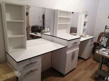 Tibbi arakəsmələr: Yeni, Saş kəsimi üçün masa, Güzgülü