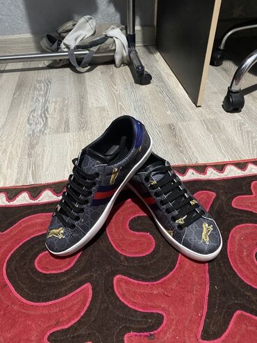 срочно в связи с переездом: Кроссовки, 41, Gucci, Новый, цвет - Черный, Самовывоз