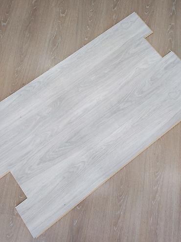 işlenmiş laminat: Açıq-boz tonlarda, ağac naxışlı döşəmə laminatı paneli. - Material — 1