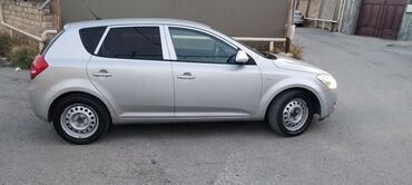 Kia: Kia Cee’d, gümüşü rəngli hetçbek. Xarici: - Orijinal Kia radiator — 9