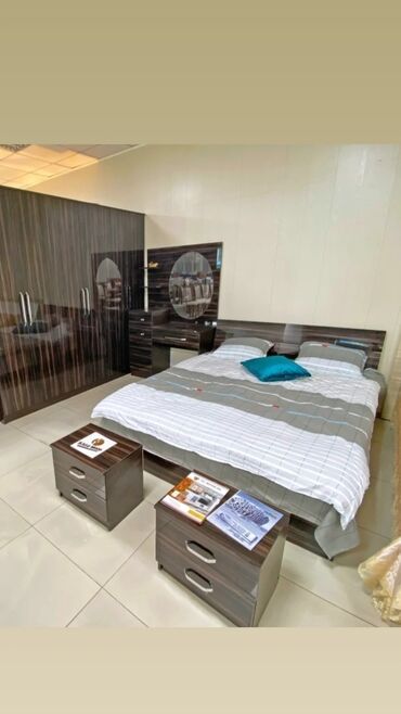 мебель гостиная: Спальный гарнитур, Двуспальная кровать, Шкаф, Комод, цвет - Черный, Б/у