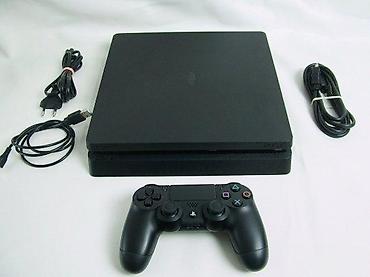 PS4 (Sony Playstation 4): U ponudi je Sony PlayStation 4.
Konzola je najnoviji SLIM model — 1