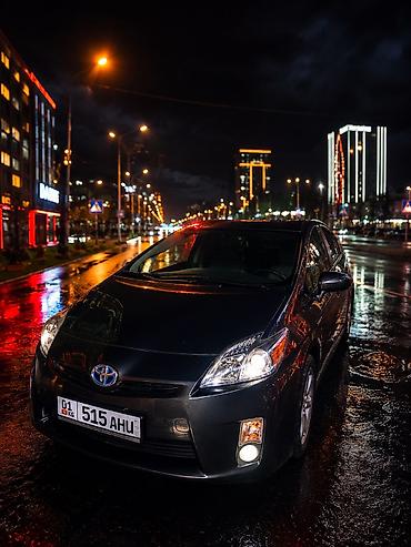 byd e2 2025: Toyota Prius: 2011 г., Гибрид — 1