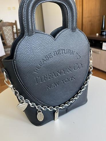 guci torba: Tiffany & Co. torba – model u obliku srca, crna, granulirana — 1