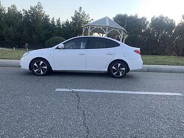 avante: Hyundai Elantra sedan – ağ rəng, 4 qapı, şəhər və tras üçün praktik — 6