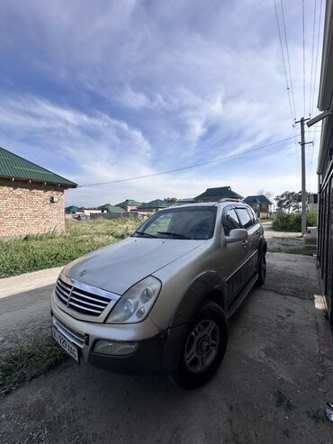 муссо машина: SsangYong Rexton, внедорожник серебристого цвета. Автомобиль оснащен