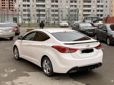 Hyundai: Hyundai Elantra sedan, ağ rəng, 5 yerlik, şəhər və tras üçün əlverişli — 3