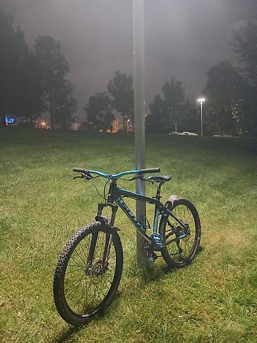 scott: Scott markalı dağ velosipedi. Qara-göy rəng kombinasiyasında, sərt — 1