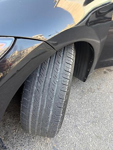 elantra qapı: Hyundai Elantra sedan – qara rəng, 4 qapı, AZ nömrə nişanı. Şəhər üçün — 3