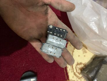 Maqnitofonlar: Bosch avtomobil maqnitofonu (head unit) üçün əsas blok və metal montaj — 26