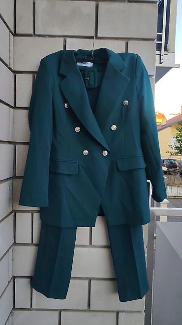 providne torbe: Ženski komplet – sako i pantalone, tamnozelena boja - Brend: Trend - — 1