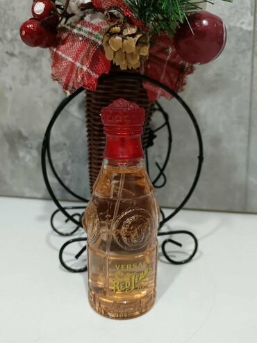 Parfemi: Crna bočica parfema Versace Crystal Noir sa fasetiranim čepom u obliku — 15