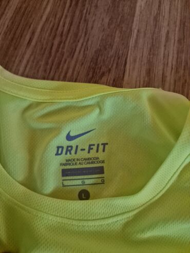 majice za teretanu: Orginal Nike majice drečavo zelene jos lepse uzivo 2 komada imam cena