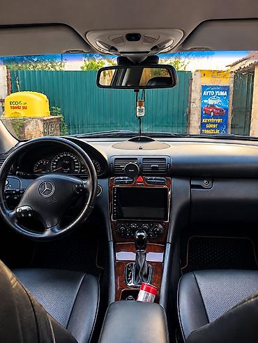 salon 06: Mercedes-Benz C-Class: 2.2 l | 2002 il Sedan — 4