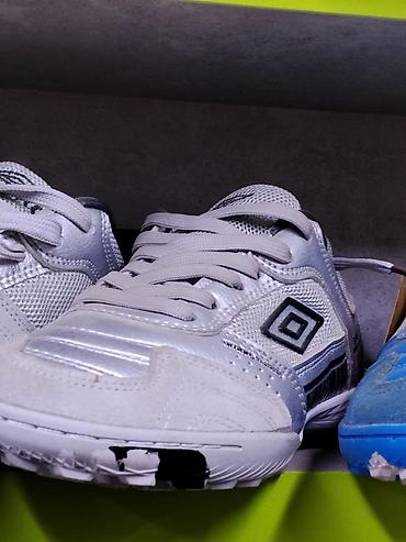 Спорт жана эс алуу: Футзалки Umbro, белые/серебристые - Тип: обувь для зала — 1