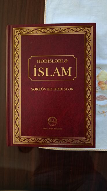 Dini kitablar: "Quran Hədislər kitabı və Nəti Şərif dini şerlər kitabları"