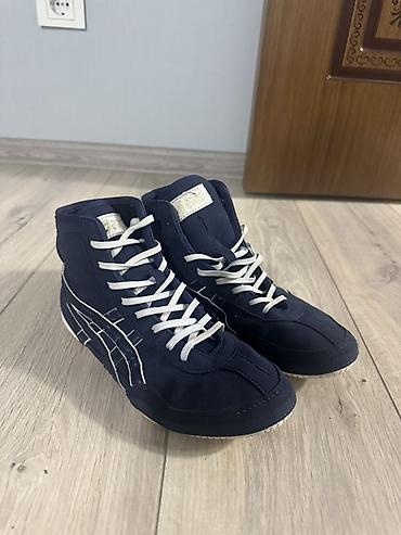 asics красовки: Высокие кроссовки/борцовки ASICS, темно‑синие с белыми шнурками и — 2